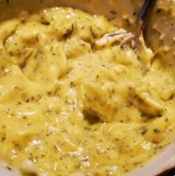 金槍魚雞蛋法式酸奶油沙拉，這道沙拉營養(yǎng)豐富，最適合做營養(yǎng)餐了